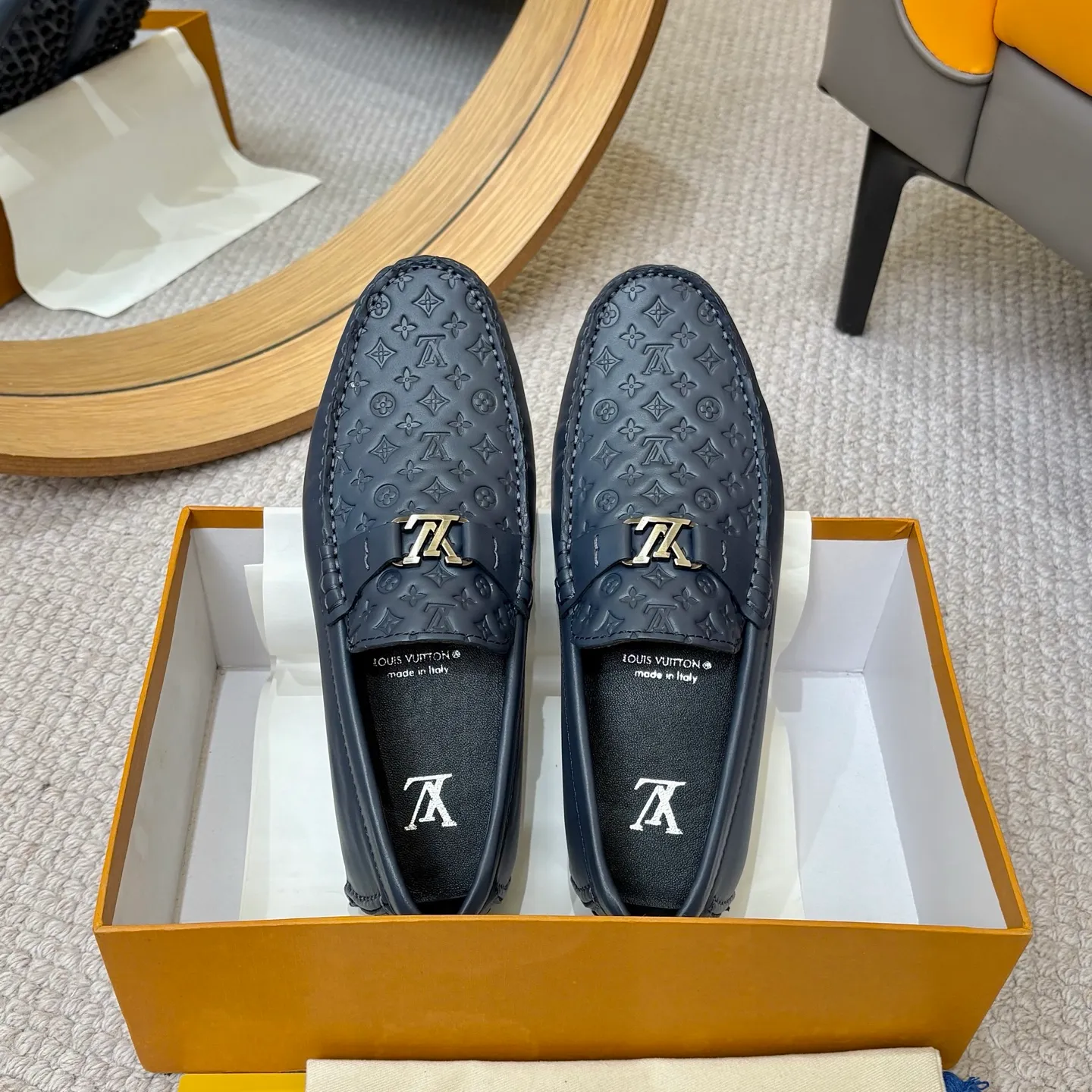 Men's men's shoes 💰420 (Yangli) LV 2⃣️0⃣️2⃣️5️⃣Spring and summer counter GLORIA series models ✈️Original factory special leather production, original last type. A classic driving slip-on casual shoe that shows an elegant style with exquisite craftsmanship details such as Monogram embossing all over the upper🌀Italian imported calfskin fabric Sheepskin foot pads➕Inside～Private mold replica sole Unique style Comfortable driving slip-on Size: 4-12 (38-46) Comes with [Counter packaging: original box, wrapping paper, card, instruction manual, shoehorn, cloth bag] No pressure to enter and leave the counter!